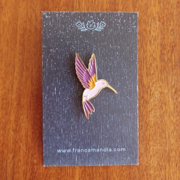 Producto - Pin Metálico ilustrado - Colibrí rosa