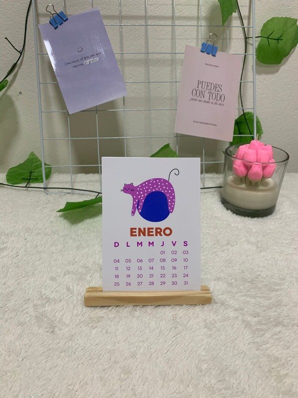 Producto - Calendario De Escritorio Minimalista Con Base De Madera Gatitos