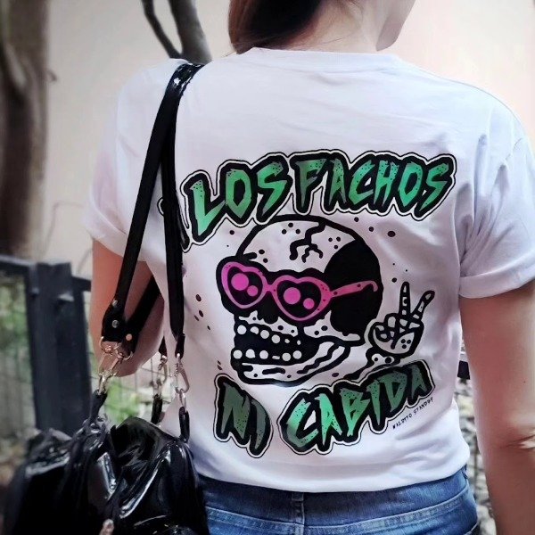 Producto - A LOS FACHOS NI CABIDA BLANCA (L)