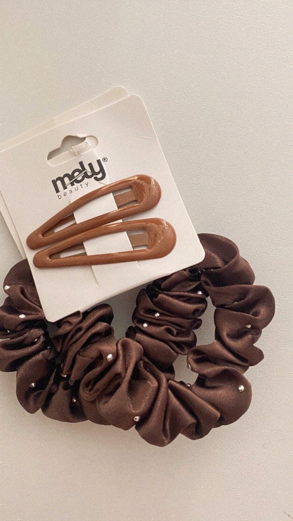 Producto - Set de scrunchies y hebillas. Chocolate