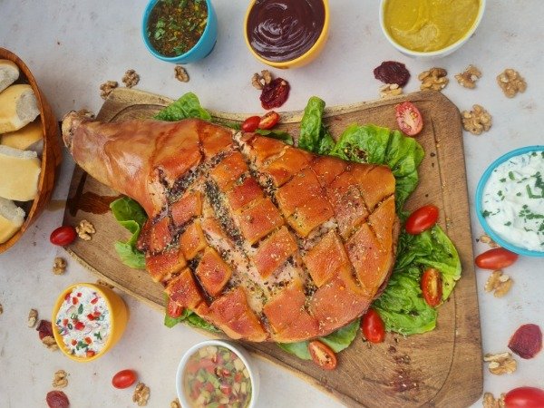Producto - Pata de cerdo 60 panes y 3 salsas  10 personas