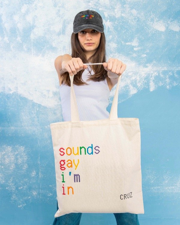 Producto - totebag + gorra negra sounds gay