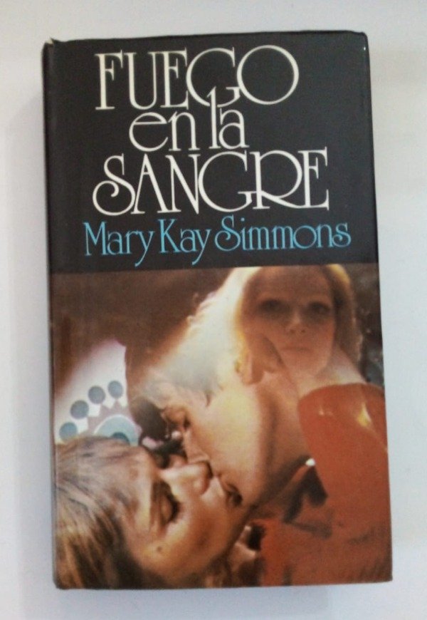 Producto - Fuego en la sangre - Mary Kay Simmons - Círculo de Lectores 1981 - Tapa dura