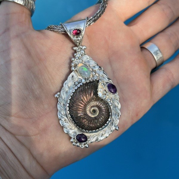 Producto - DIJE DE DISEÑO AMONITE FÓSIL, CHAROITAS, ÓPALO Y GRANATE EN EL PASANTE
