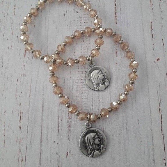 Producto - Pulsera elástica natural - Varias medallas