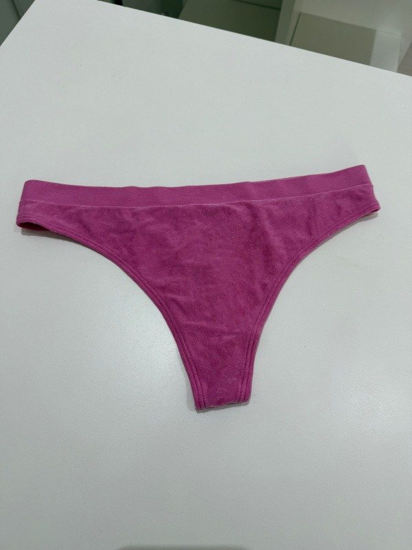 Producto - VICTORIA SECRET- Tanga rosa estilo leopardo marca adelante.