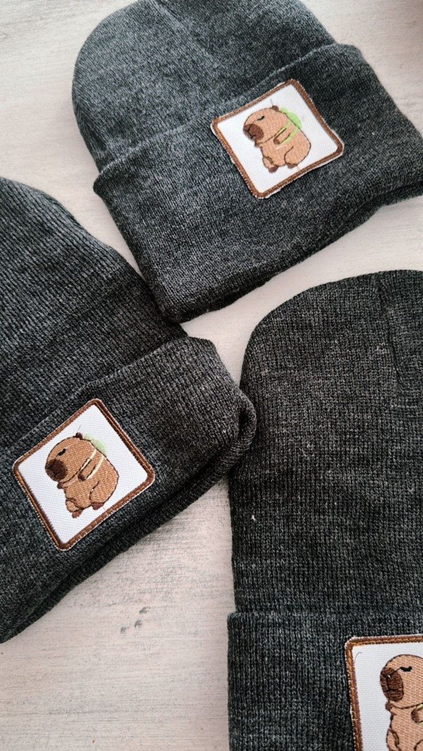 Producto - Gorro Capibara con Aplique Gris