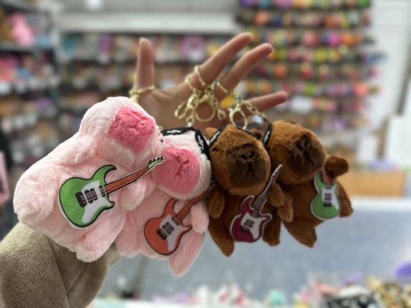 Producto - Peluche llavero capy quitarra