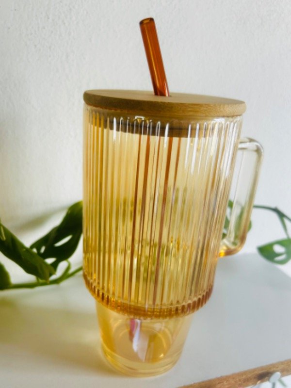 Producto - Vaso de vidrio tramado con tapa y bombilla ámbar - 3