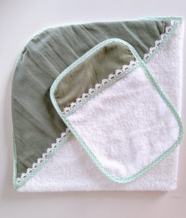 Producto - Toallón con babita y puntilla verde oscuro