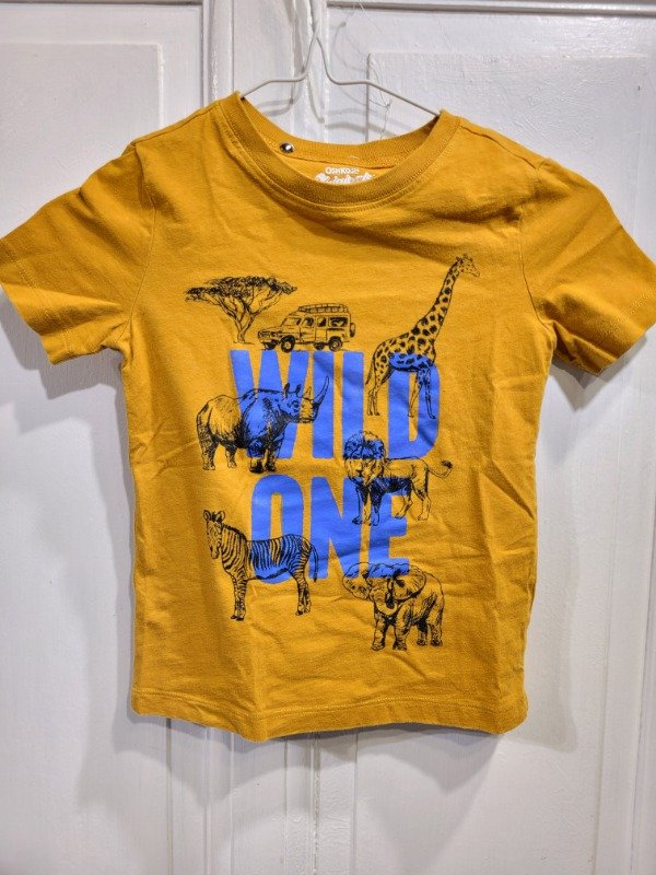 Producto - Remera OSH KOSH mostaza logo wild one Talle 4 años - PRECIO: 8X