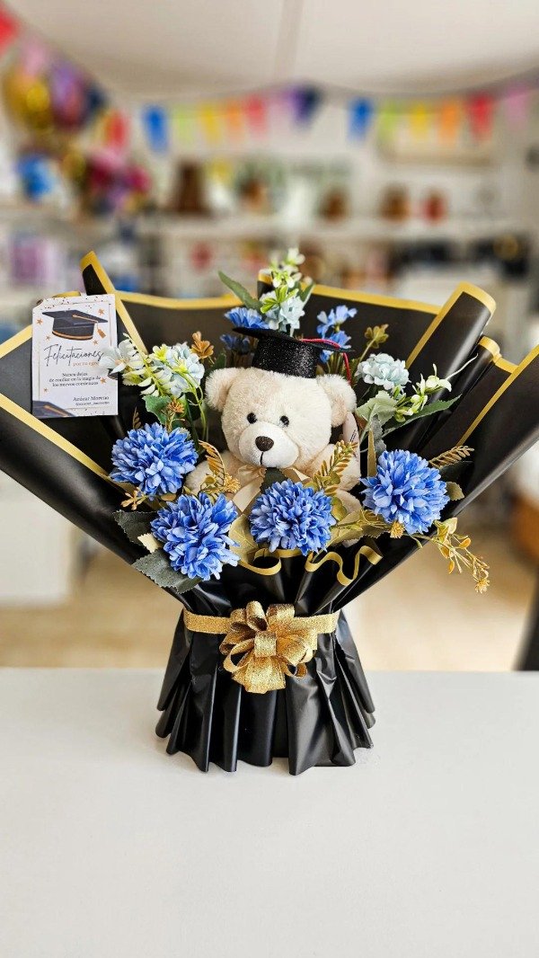 Producto - Ramo de rosas  Peluches,  tarjeta felicidades,  box armada , y decorada .