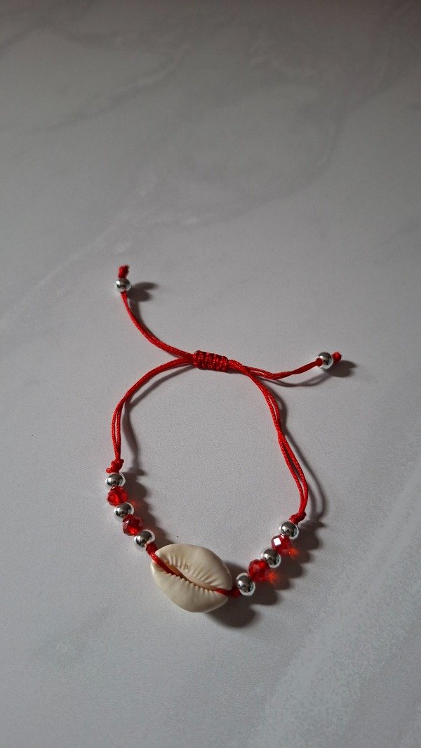 Producto - Pulsera de hilo rojo con bolitas de acero blanco cristales rojos y caracol buzio