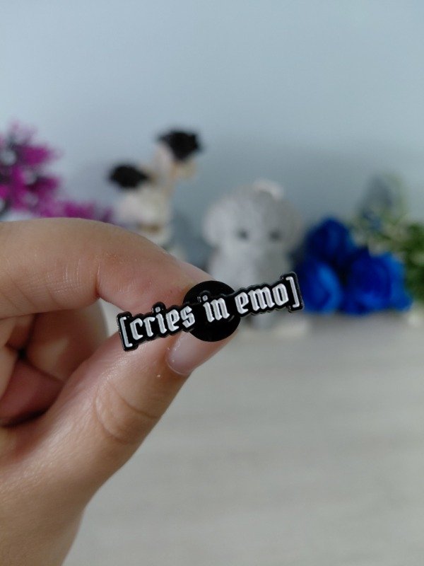 Producto - Pin metalizado - Cries in emo #1669