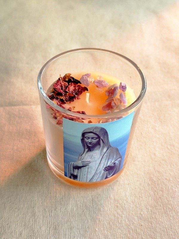 Producto - VELA VIRGEN DE MEDJUGORJE - Con amatista, cuarzo cristal y rosas. 250ml - 2