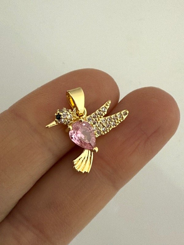 Producto - DD74 Dije colibrí cubik rosa y micropave acero dorado 1 cm