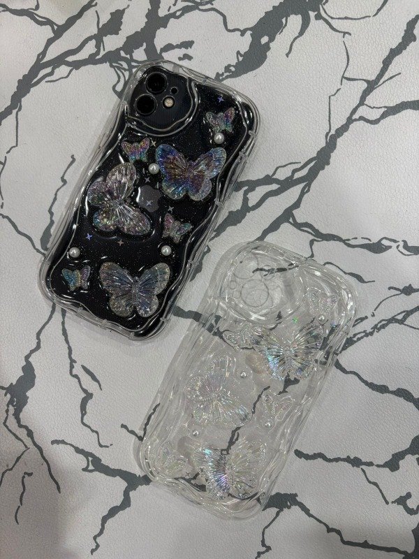 Producto - case mariposa 3D iph 16 pro