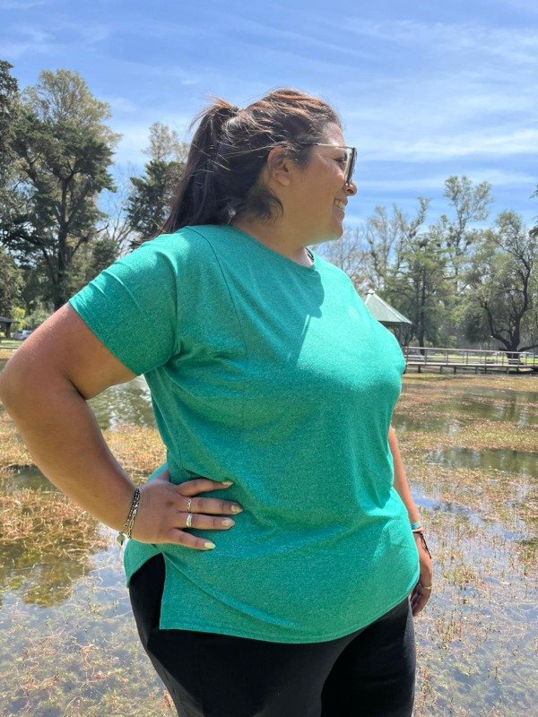 Producto - Remera moline verde con tajos