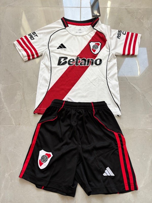Producto - Kit de niño River Plate local 25/26