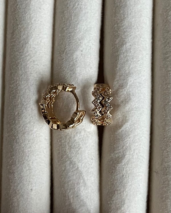 Producto - Argollas zig-zag con brillantes de bronce bañado en metales dorados 6mm-1cmd
