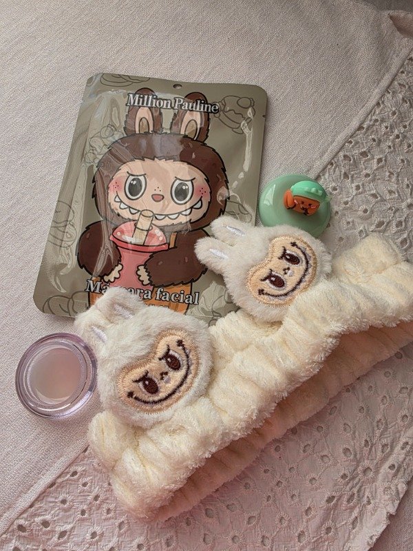 Producto - Kit Labubu (Vincha de Skincare, Bálsamo y Mascarilla)