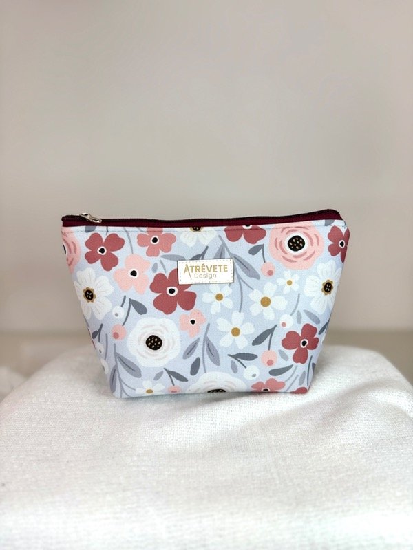 Producto - Neceser Amelia - flor bordo y gris