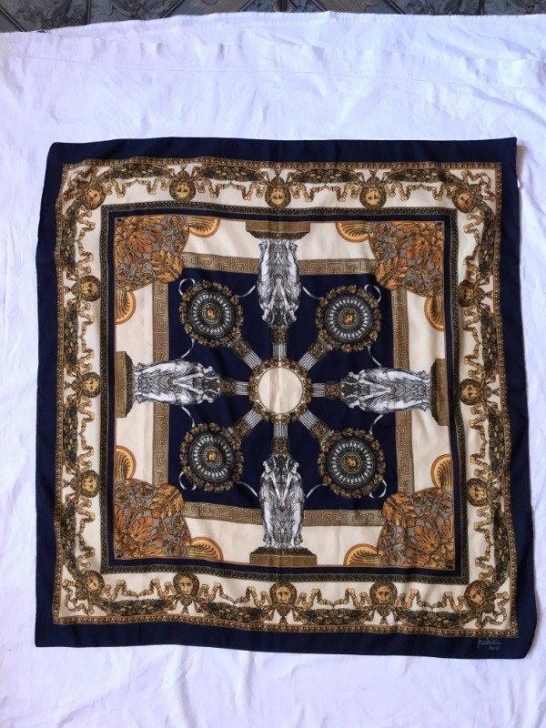 Producto - Vintage Versace inspired Roman made in Paris kerchief.
