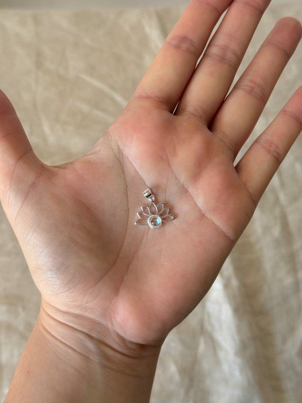 Producto - Dije flor de loto tornasol