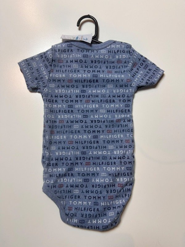 Producto - Body celeste con inscripcion Tommy Hilfiger 12 Meses (Nuevo) - 2