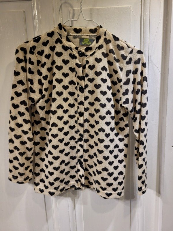 Producto - Saco SEMIYA beige con corazones negros Talle 12 años - PRECIO: 16X