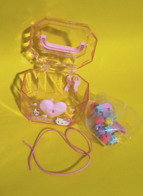 Producto - Cofre con llave (tiene mostacillas para realizar una pulsera)