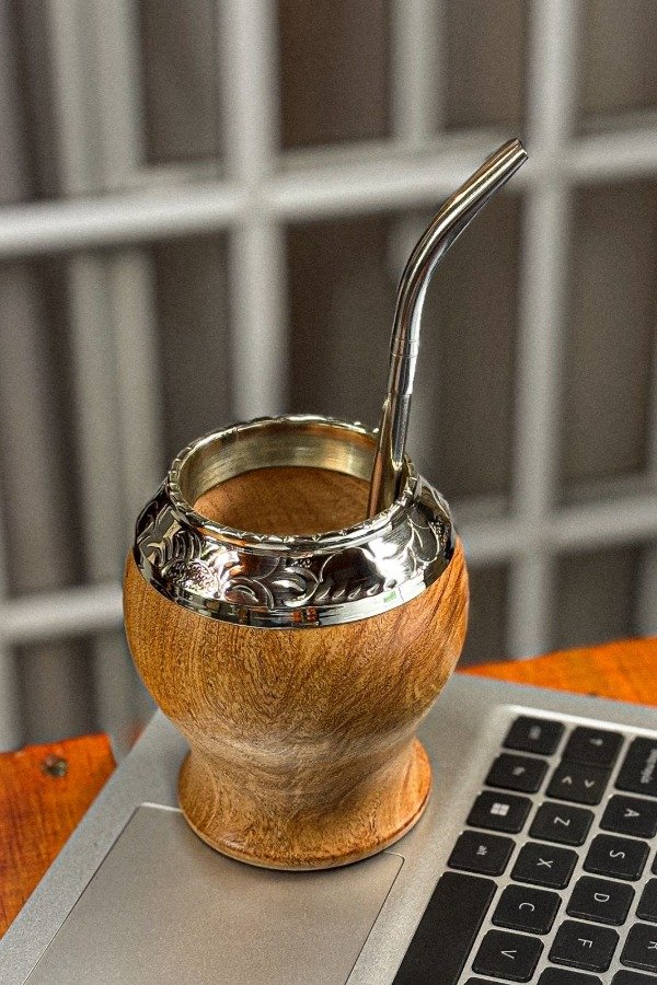 Producto - Mate Torpedo Cincelado Algarrobo Seleccionado Premium + Bombilla Picoloro