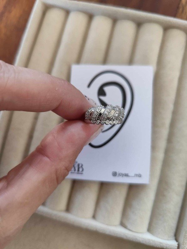 Producto - Aro cuff ancho strass. Plateado.