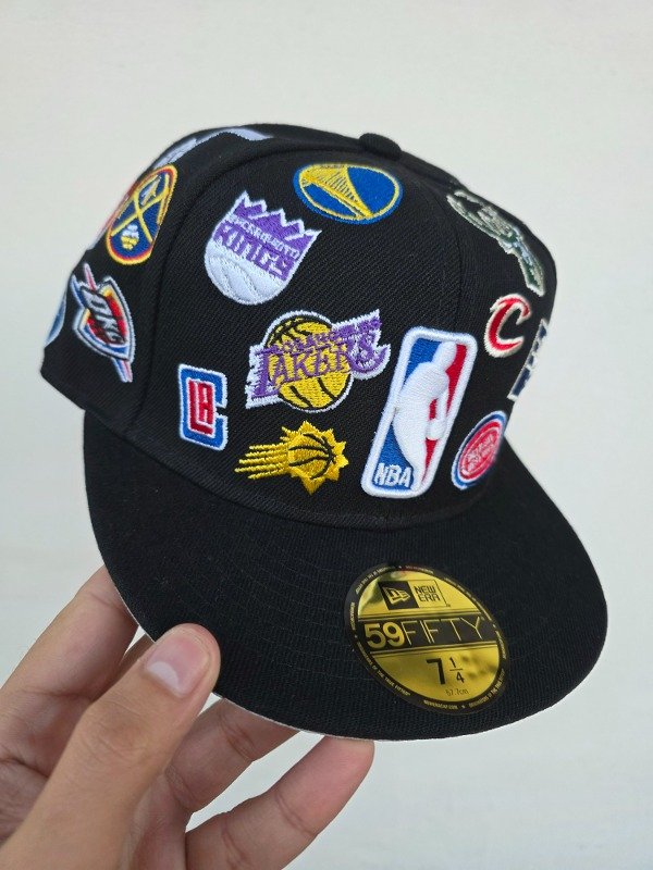 New era 59fifty black nba all over multi-patch talla 7 1/4 — imagen 3