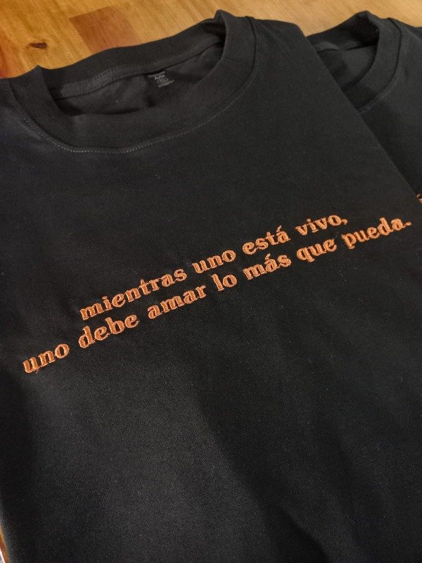 Producto - Remera mientras uno esté vivo (Bad Bunny)