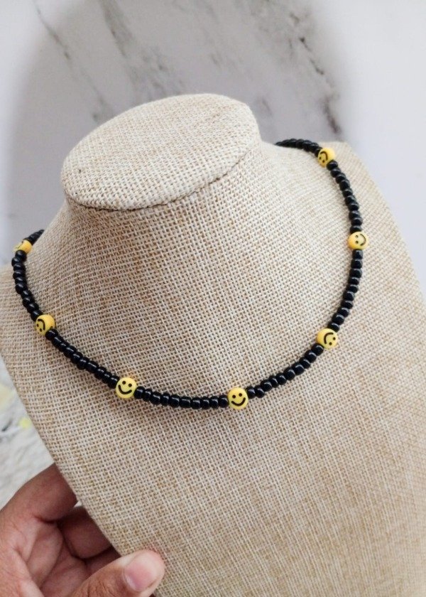 Producto - Collar negro caritas amarillas