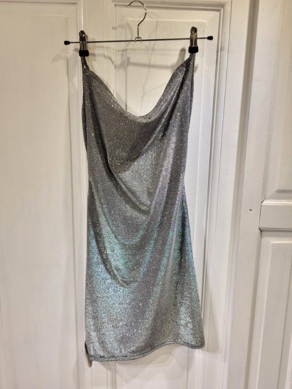 Producto - Vestido LAS KIKAS gris brillante Nuevo c/etiq Talle 14 años - PRECIO: 28X