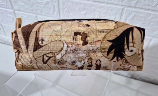 Producto - Cartuchera One Piece color sepia 20 cm x 7 cm x 8 cm de cordura