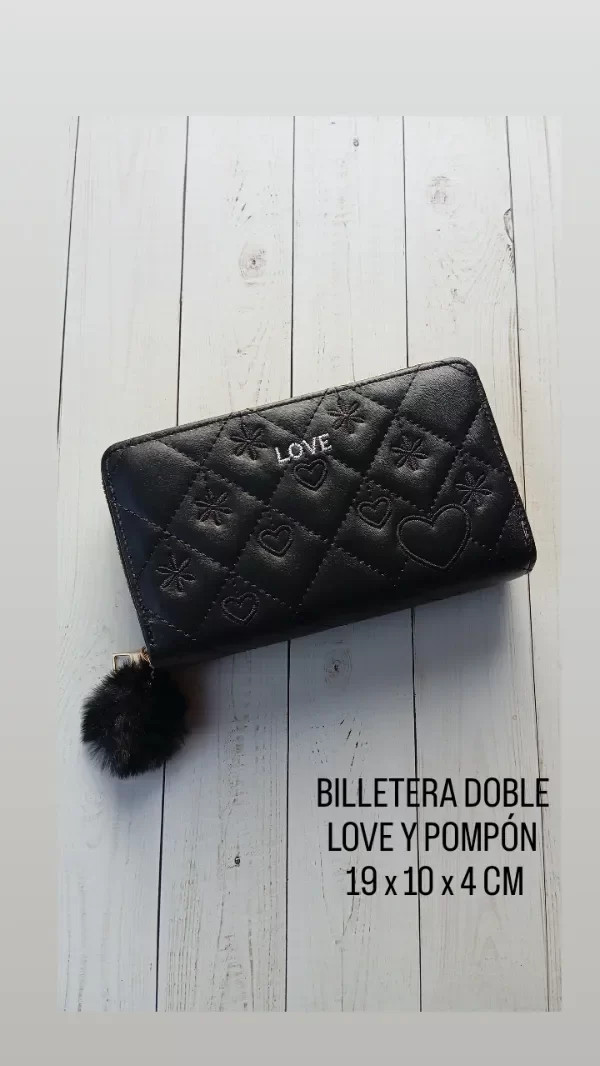 Producto - BILLETERA DOBLE LOVE Y POMPÓN NEGRA