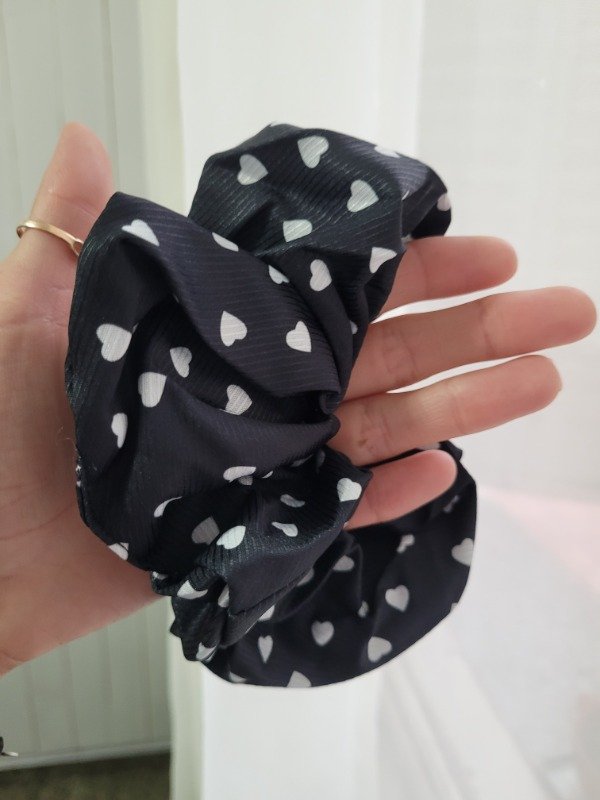 Producto - Scrunchie negro con corazones blancos