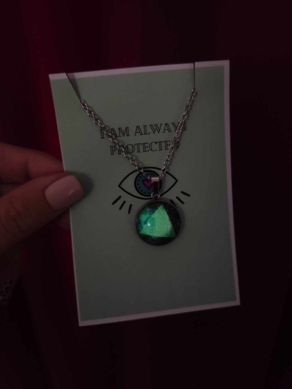 Producto - Collar triángulo luminoso. Acero quirúrgico