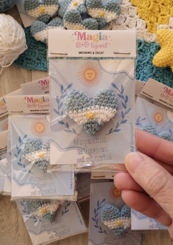 Producto - Escarapela Corazón Patrio tejida a crochet - 1