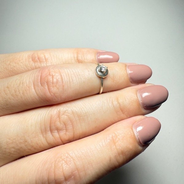 Producto - Anillo con piedrita y base circular - 0