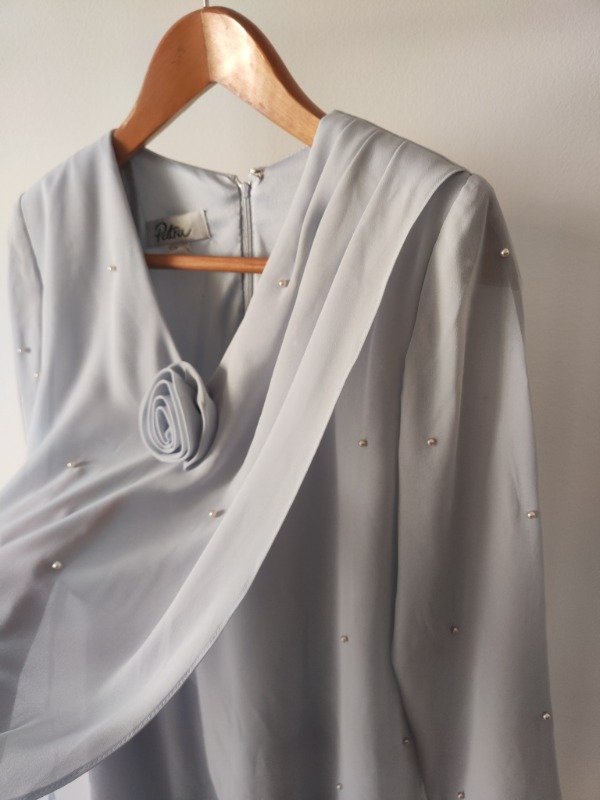 Vestido gris con transparencia y perlas — imagen 3