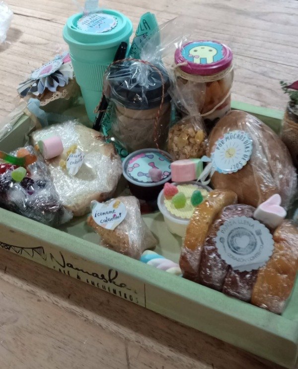 Producto - Bandeja Celebración (opción 2 - taza de loza o cerámica no artesanal)