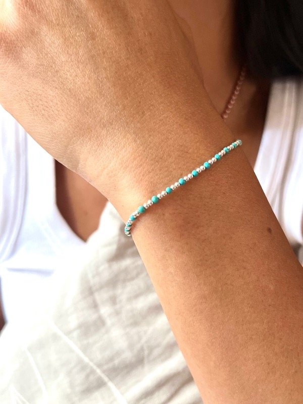 Producto - Pulsera elástica con bolitas de plata y piedra turquesa