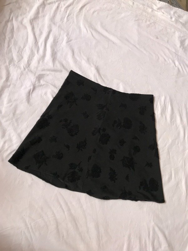 Producto - Vintage goth black roses heavy embroied skirt.