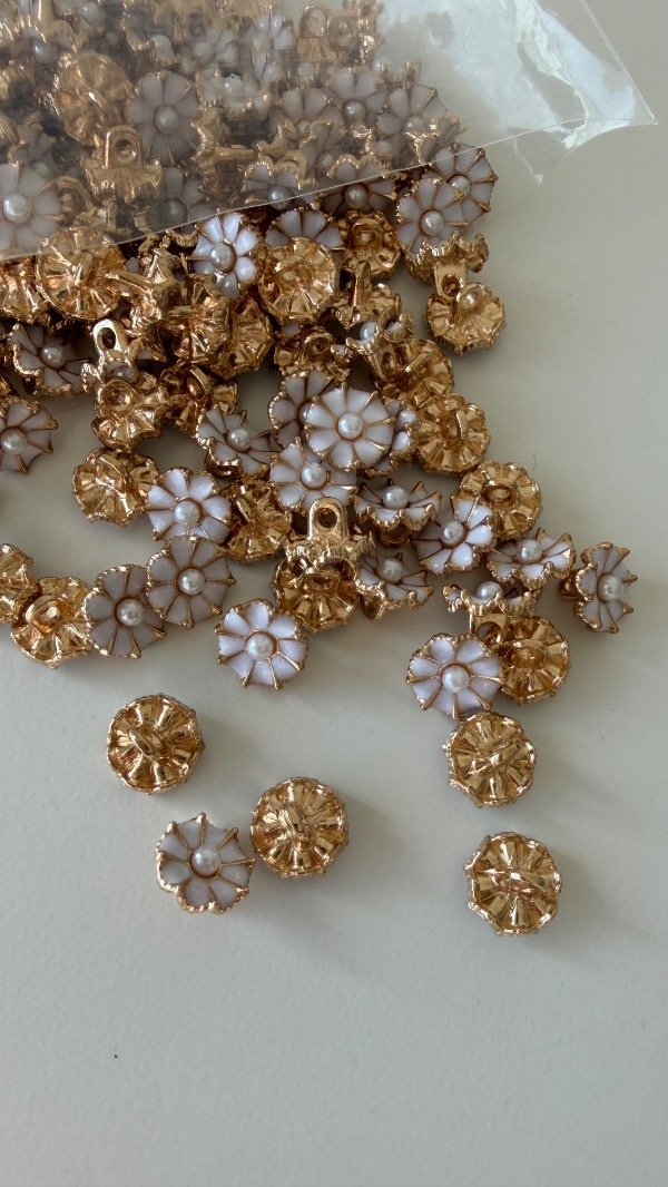 Producto - Botón flor blanca con perla - 3