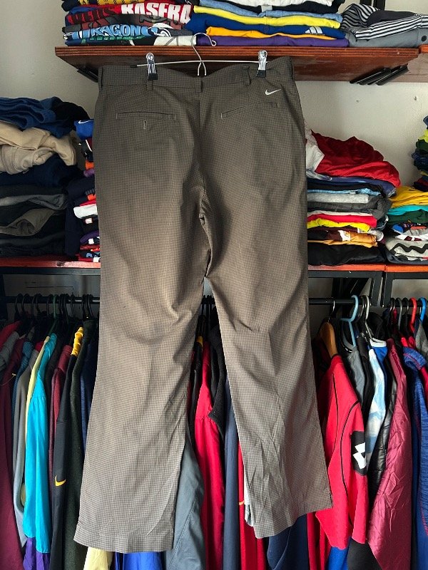 Producto - Pantalón de la línea técnica Nike Golf Tour Performance.Talle L