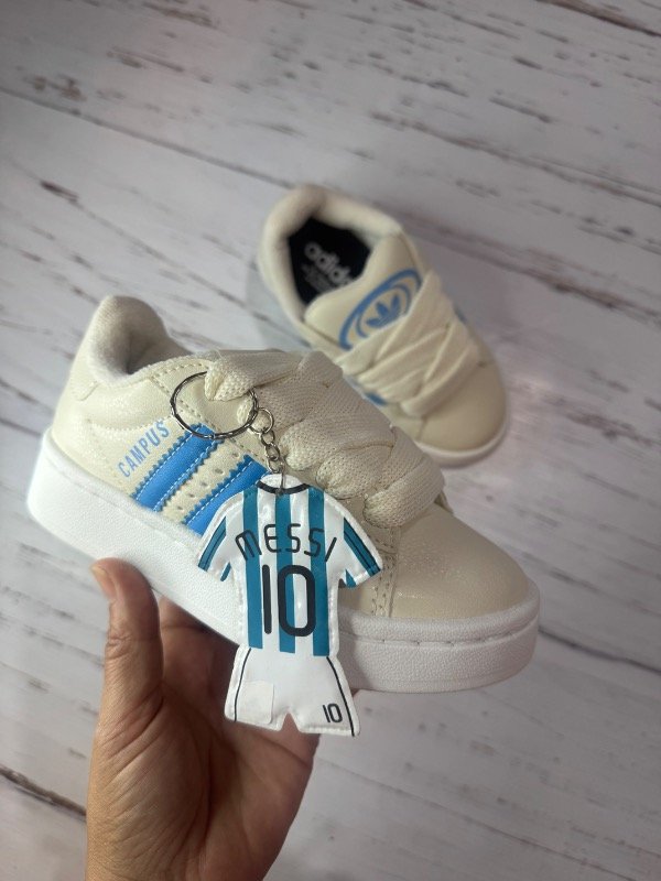 Producto - Zapatillas Argentina  Campus rayas celeste con llavero Messi